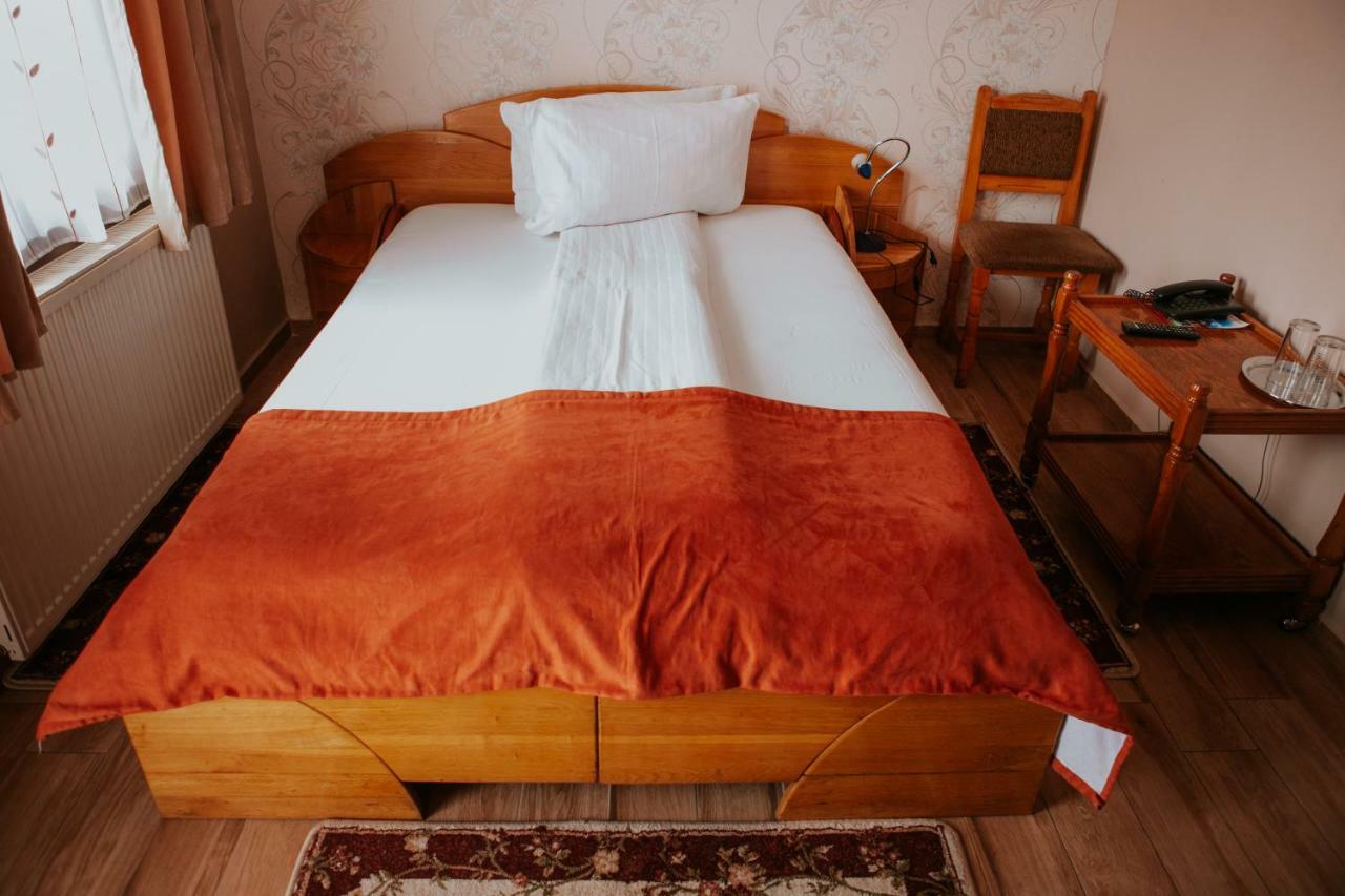 Hotel-Restaurant Milenium Salonta Eksteriør billede